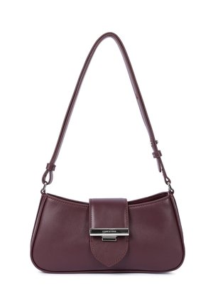 Borsa in pelle color bordeaux con forma curva, tracolla rimovibile e chiusura a pattina con un accento in argento. Texture liscia, design minimal.