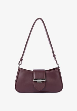 Borsa in pelle color bordeaux con forma curva, tracolla rimovibile e chiusura a pattina con un accento in argento. Texture liscia, design minimal.