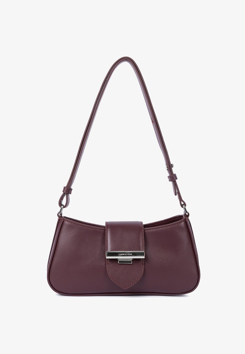 Borsa in pelle color bordeaux con forma curva, tracolla rimovibile e chiusura a pattina con un accento in argento. Texture liscia, design minimal.