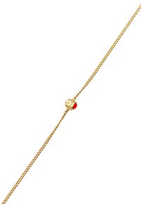 Il bracciale in catena d'oro presenta un design intrecciato con una perla rotonda e liscia contrassegnata "925" e un piccolo accento rosso.
