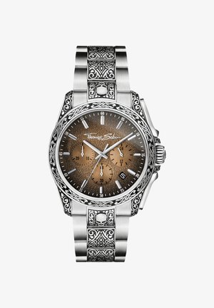 Orologio in acciaio inossidabile argento con quadrante rotondo marrone con texture, subquadranti cronografici e cinturino inciso con dettagli intricati e un accento a forma di teschio.