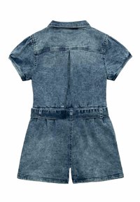 Denimromper i blekt blått, korta ärmar, kragkrage, midjebälte och detaljer med bakveck. Klassisk denimtextur genom hela plagget.