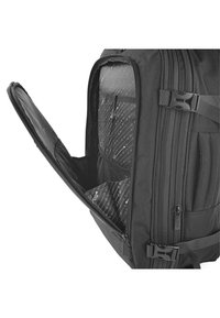 Mochila negra con apertura de cremallera, que presenta un interior texturizado con un patrón. Incluye múltiples compartimentos y correas con hebillas.