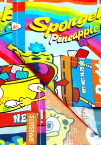 Erksine kanga, millel on multikas SpongeBob Ruuduline, erksate mustrite ja erinevate kujudega, valmistatud kerge materjali põhjal.