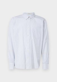 Balta marškinių chemise su plonomis mėlynomis juostelėmis, klasikinio apykaklės dizaino, ilgomis rankovėmis ir viena krūtine kišene. Lygaus audinio tekstūra.