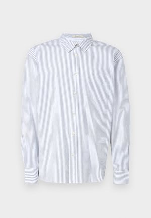 Biela košeľa s tenkými modrými prúžkami, s klasickým golierom, dlhými rukávmi a jednou náprsnej kapsou. Hladká textúra látky.