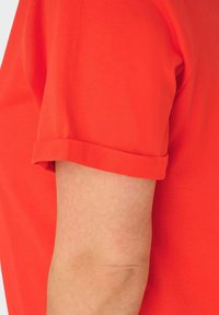 ONLY Carmakoma CARMAY LIFE S/S  - Robe en jersey - cherry tomato