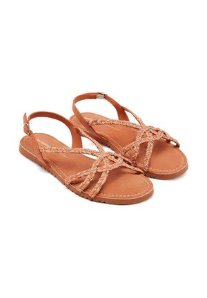 Sandalias de ante marrón con tiras trenzadas que presentan pequeñas decoraciones, con la parte trasera abierta y suelas de goma planas diseñadas para la comodidad y el estilo.