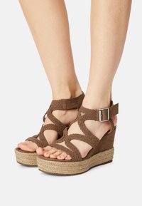Bullboxer taupe - High Heel Sandalette - taup