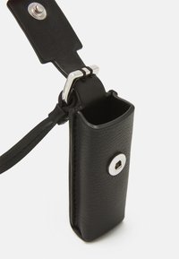 Calvin Klein MUST POUCH DANGLE - Etui na telefon komórkowy