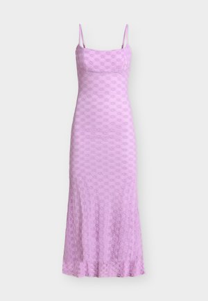 Λιλά αμάνικο φόρεμα με λεπτές τιράντες και ολόκληρο σχέδιο από δαντέλα με λουλούδια, εφαρμοστό μπούστο και τελείωμα στο ύψος του αστραγάλου.