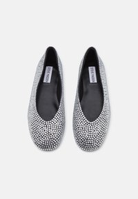 Ezüst balettcipők, tükröződő strasszokkal díszítve, lekerekített orral és sima fekete belső résszel. Slip-on viselésre tervezve, pántok nélkül.
