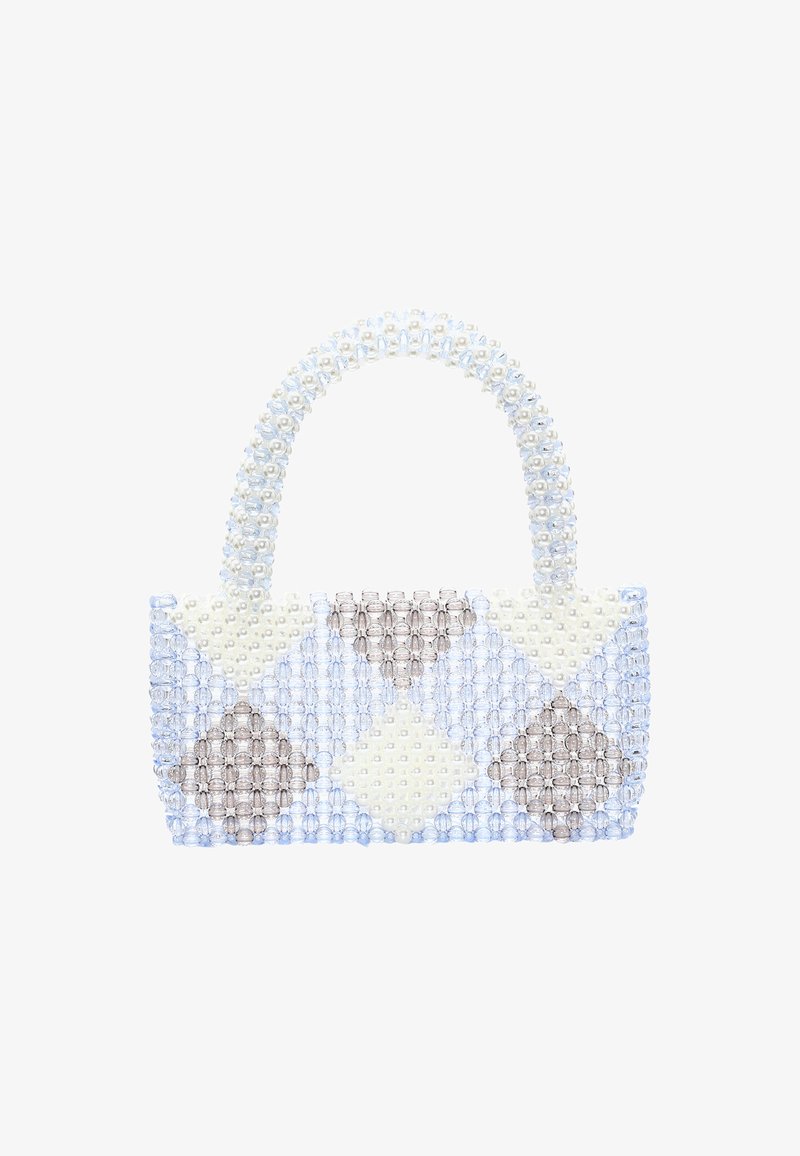Borsetta in perle con una forma rettangolare strutturata. Presenta motivi a diamante alternati in blu chiaro, crema e marrone, e una maniglia in perle.