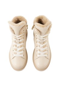 Baskets montantes en cuir crème avec doublure en fausse fourrure, lacets blancs, accents en métal doré et design à bout arrondi.