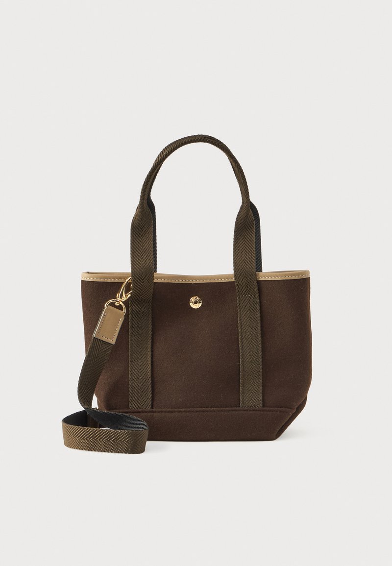 Hnědá plátěná taška přes rameno s dvěma krátkými rukojeťmi a nastavitelným popruhem. Obsahuje zlaté kovové doplňky a kontrastní béžové lemování.