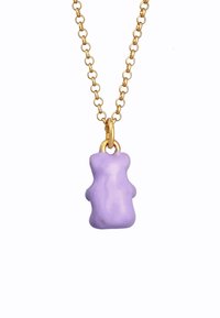 Lila Gummibärchen-Anhänger an einer goldenen Kette, mit glatter Oberfläche und glänzendem Finish. Die Kette hat ein Gliederdesign mit kreisförmigen, einheitlichen Formen.