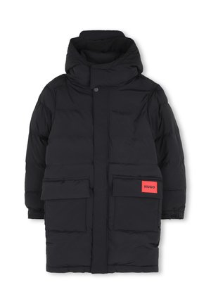 Zwarte lange gewatteerde winterjas met capuchon, twee grote voorzakken en een rode badge met het label HUGO op de rechterzak.