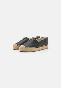 Zwarte espadrilles met een glanzende afwerking, juten touwzool en een decoratieve gouden accent aan de voorkant. Rond neuzen en een plat hakontwerp.