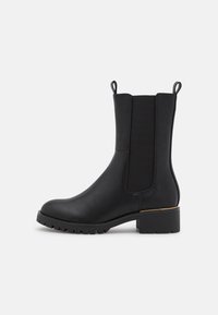 Bottines noires en cuir lisse, avec des panneaux élastiques sur les côtés, un bout arrondi et un talon large avec une subtile touche dorée.