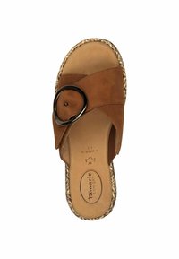 Bruine suède slipper met decoratieve zwarte ronde gesp, gevoerd voetbed en gestructureerde patroonzool. Brede pasvorm.