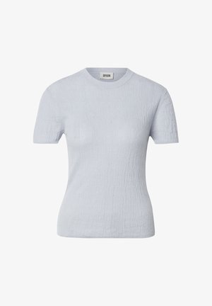 Top a maniche corte in maglia testurizzata di colore azzurro chiaro con scollo rotondo e vestibilità aderente, caratterizzato da una piccola etichetta con la scritta "DRYKORN" sul colletto.