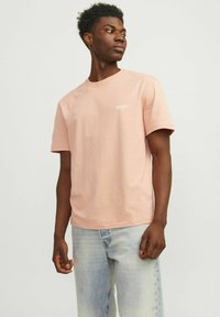Jack & Jones JORVESTERBRO BACK SS CREW NECK  - Triko s potiskem - canyon sunset