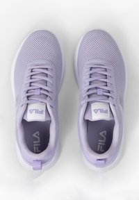 Sneaker in rete lilla con upper testurizzato, design con allacciatura, suole bianche e logo sulla linguetta e sul tallone.