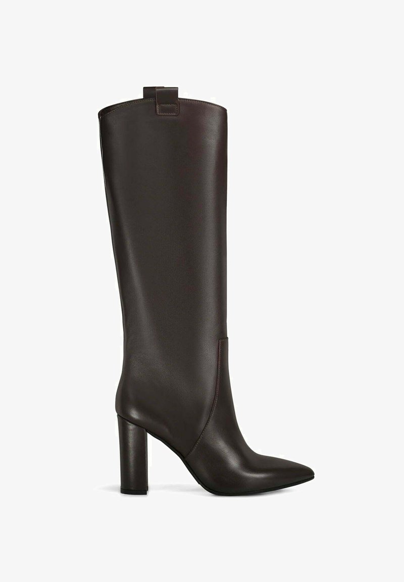 Botte en cuir marron foncé montant jusqu'au genou, avec un bout pointu et un talon bloc haut, dotée d'une petite languette à l'arrière en haut.