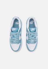 Nike Sportswear DUNK - Matalavartiset tennarit - white/worn blue