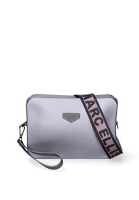 Borsa a tracolla compatta grigia con superficie testurizzata, dotata di una fascia prominente etichettata "MARC ELLIS" e un logo del marchio sul fronte.
