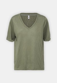 T-shirt vert olive à col en V, fabriqué en tissu doux, avec des manches courtes et une coupe décontractée, doté d'une texture simple et lisse.
