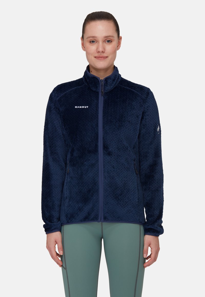 Giacca in pile blu navy con colletto alto, motivo testurizzato, zip a piena lunghezza e dettaglio del logo sul petto. Presenta tasche laterali.