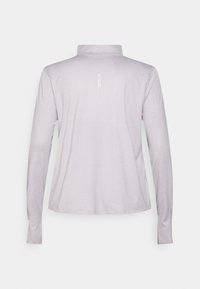 Langärmliges Hemd in hellem Lavendel mit weichem Material, Stehkragen und reflektierendem Akzent auf der Rückseite. Glattes Stoffdesign.