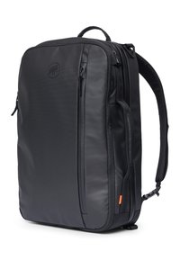 Svart rektangulär ryggsäck med vadderade remmar, flera blixtlåsfack och en diskret präglad logotyp på frampanelen.