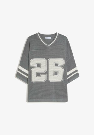 Szürke hálós rövid ujjú V-nyakú sportmez fehér csíkokkal az ujjakon és nagy fehér 26-os számmal az elején.