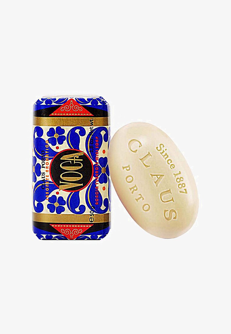 Blaue und weiße, blumengemusterte Seifenverpackung neben einer beigen, ovalen Seife, geprägt mit "CLAUS" und "Seit 1887", mit glatter, cremiger Textur.