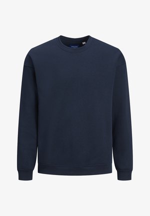 Marineblauwe crewneck trui met lange mouwen, geribbelde manchetten en zoom, eenvoudig ontwerp met zichtbaar merklabel aan de binnenkant van de kraag.