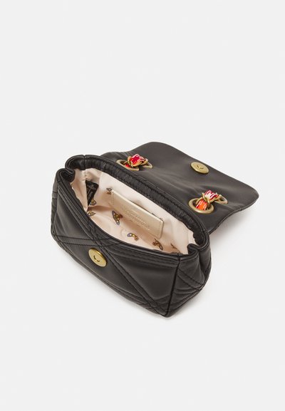 Geantă din piele neagră cu un design capitonat, accesorii din aur și un interior vibrant cu un model ce prezintă mici embellishe-uri. Se deschide cu un capac.