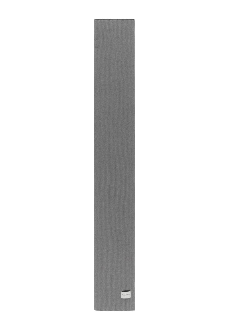 Lange, smalle grijze gebreide sjaal met een klein wit rechthoekig label dichter bij een uiteinde, plat gelegd op een witte achtergrond.