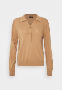 Beige gebreide trui met een kraag, voorzien van een knoopsluiting en geribbelde manchetten en onderrand. Zachte textuur en casual ontwerp.