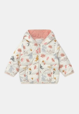 Veste rembourrée avec un extérieur blanc ornée d'un motif coloré de lapins, de plantes et de champignons. Contient une doublure et une capuche rose.