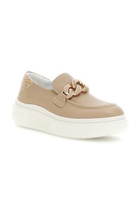 Beige Leder Slipper mit strukturiertem Rücken, weißer Plateausohle und einer goldenen Kettenakzent auf dem Obermaterial. Glatte Oberfläche und minimalistisches Design.