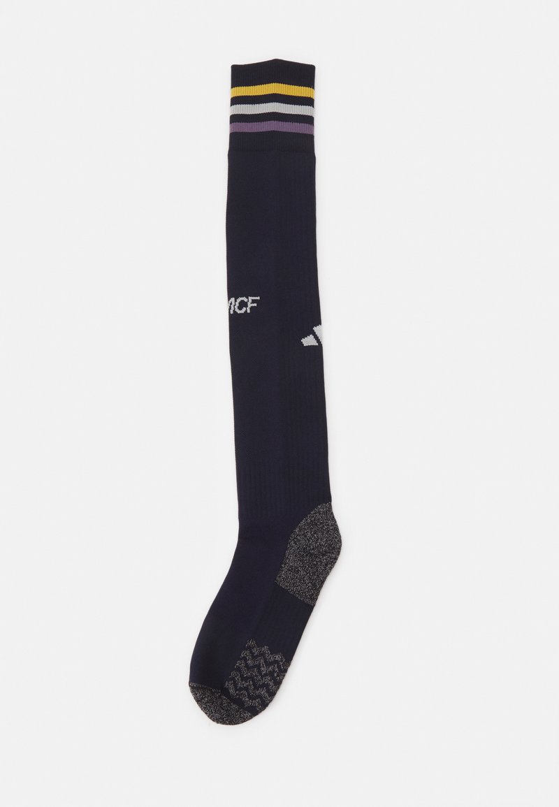 Calcetas azul marino hasta la rodilla con puños de rayas multicolores. Plantilla texturizada con acento gris. Presenta el logo de MCF y la marca Adidas.