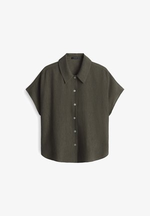 Kurzarmhemd in Olivgrün, mit spitzem Kragen, Knopfleiste und strukturiertem Stoff, der leicht locker sitzt.