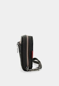 Borsa a tracolla nera con texture a spina di pesce, doppia cerniera e profilo sottile. Include una tracolla rimovibile con hardware argentato.