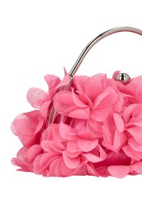 Bolso rosa con un diseño floral hecho de tela texturizada, con un marco y cierre metálico plateado, adornado con detalles de pétalos superpuestos.