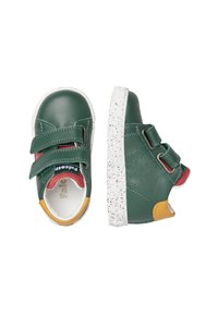 Chaussures pour tout-petits vertes avec des semelles blanches tachetées, deux bandes Velcro, une languette rouge et un onglet de talon jaune, montrées en vue de dessus et de côté.