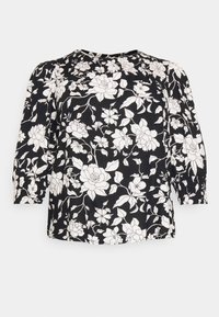Sort bluse med hvidt blomstermønster, rund halsudskæring og trekvartærmer. Smock-detaljer ved skuldersømmene og manchetterne.