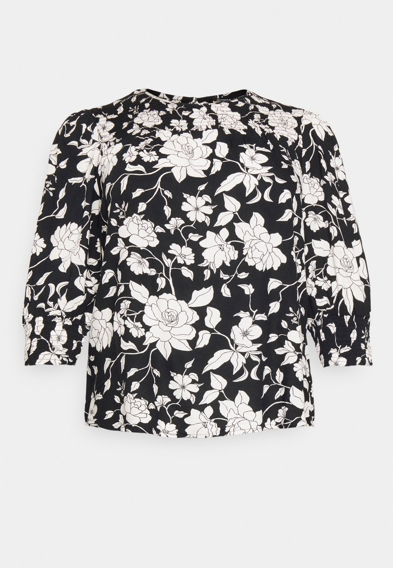 Sort bluse med hvidt blomstermønster, rund halsudskæring og trekvartærmer. Smock-detaljer ved skuldersømmene og manchetterne.