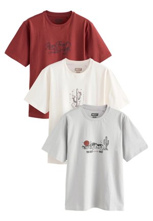 Drei kurzärmelige T-Shirts: eines in Burgunderrot mit der Aufschrift "Roam Free", eines in Weiß mit einem Kaktusdesign und eines in Grau mit der Aufschrift "THE BEST IN THE WEST" und Grafiken.